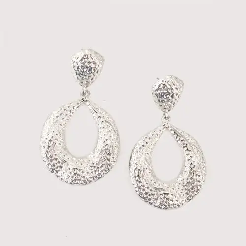 Ilumina tu estilo en ocasiones especiales con nuestros aretes elegantes para mujer en Moma Ilumina tu estilo en ocasiones especiales con nuestros aretes elegantes para mujer en Moma