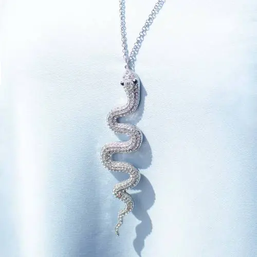 Sofisticación en cada curva con nuestros collares elegantes con diseño inspirado en serpientes en Moma