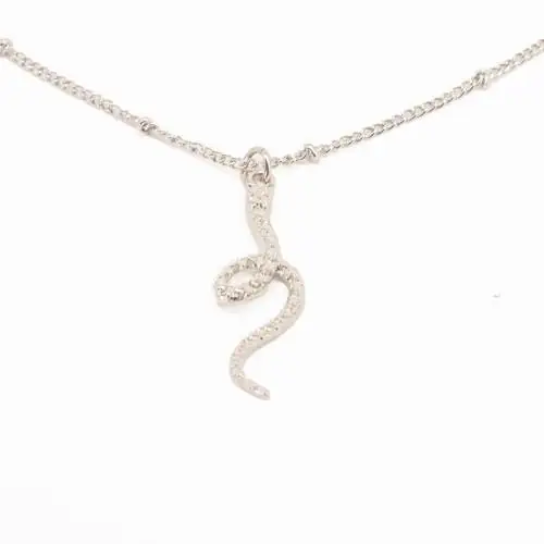 Sofisticación en cada curva con nuestros collares elegantes con diseño inspirado en serpientes en Moma