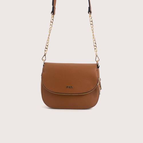 Bolso bandolera en Moma. Su elegancia se combina con la versatilidad casual gracias a su asa larga para llevarlo cruzado.