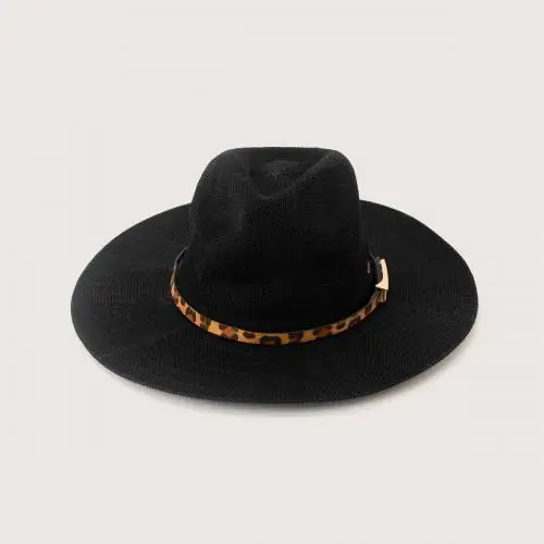 Colección de sombreros fedora playeros para mujer en Moma. Estos accesorios añaden un toque de estilo a tu look veraniego