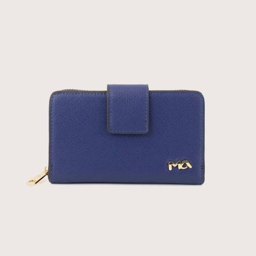 Billetera grande para mujer, confeccionada en poliuretano de alta calidad. Encuentra espacio y estilo en un solo accesorio.