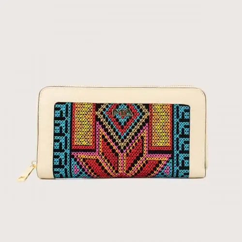 Belleza y versatilidad, características de nuestra billetera grande para mujer con diseño azteca bordado