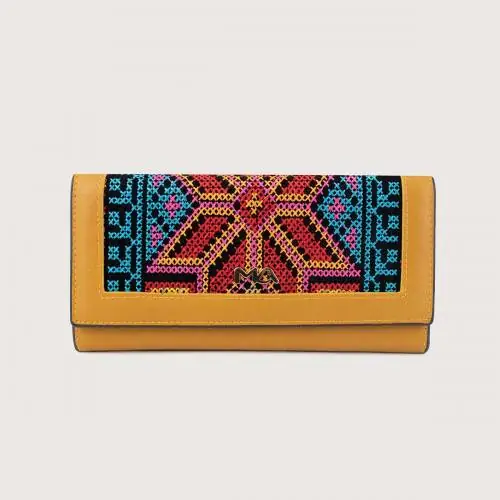 Belleza y versatilidad, características de nuestra billetera grande para mujer con diseño azteca bordado