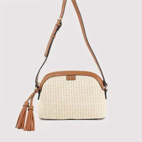 Bolso bandolera en Moma. Su elegancia se combina con la versatilidad casual gracias a su asa larga para llevarlo cruzado. Bolso bandolera en Moma. Su elegancia se combina con la versatilidad casual gracias a su asa larga para llevarlo cruzado.
